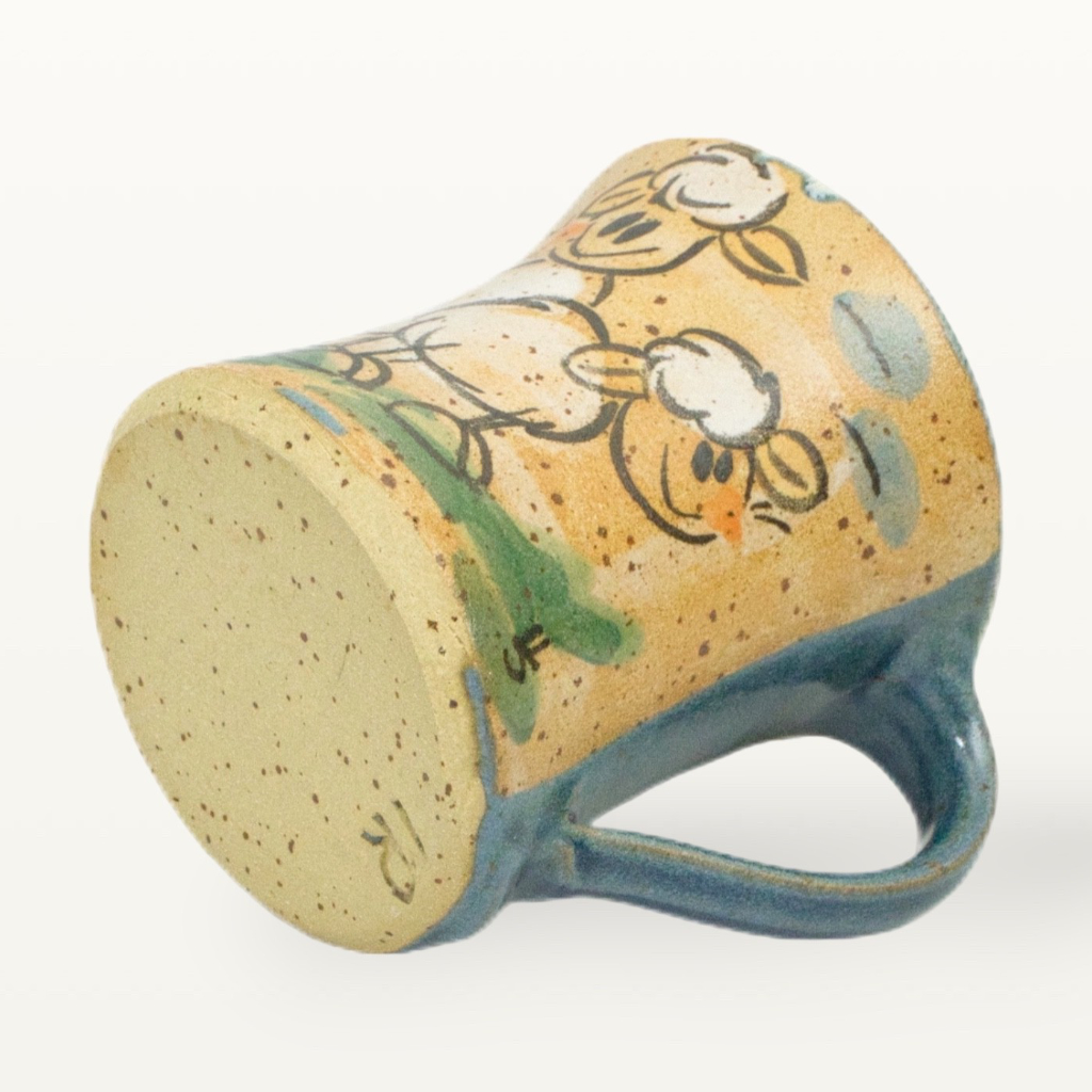 Unterseite der blauen Schaf Tasse mit handgemaltem Töpfercode und regionalem Herkunftsnachweis
