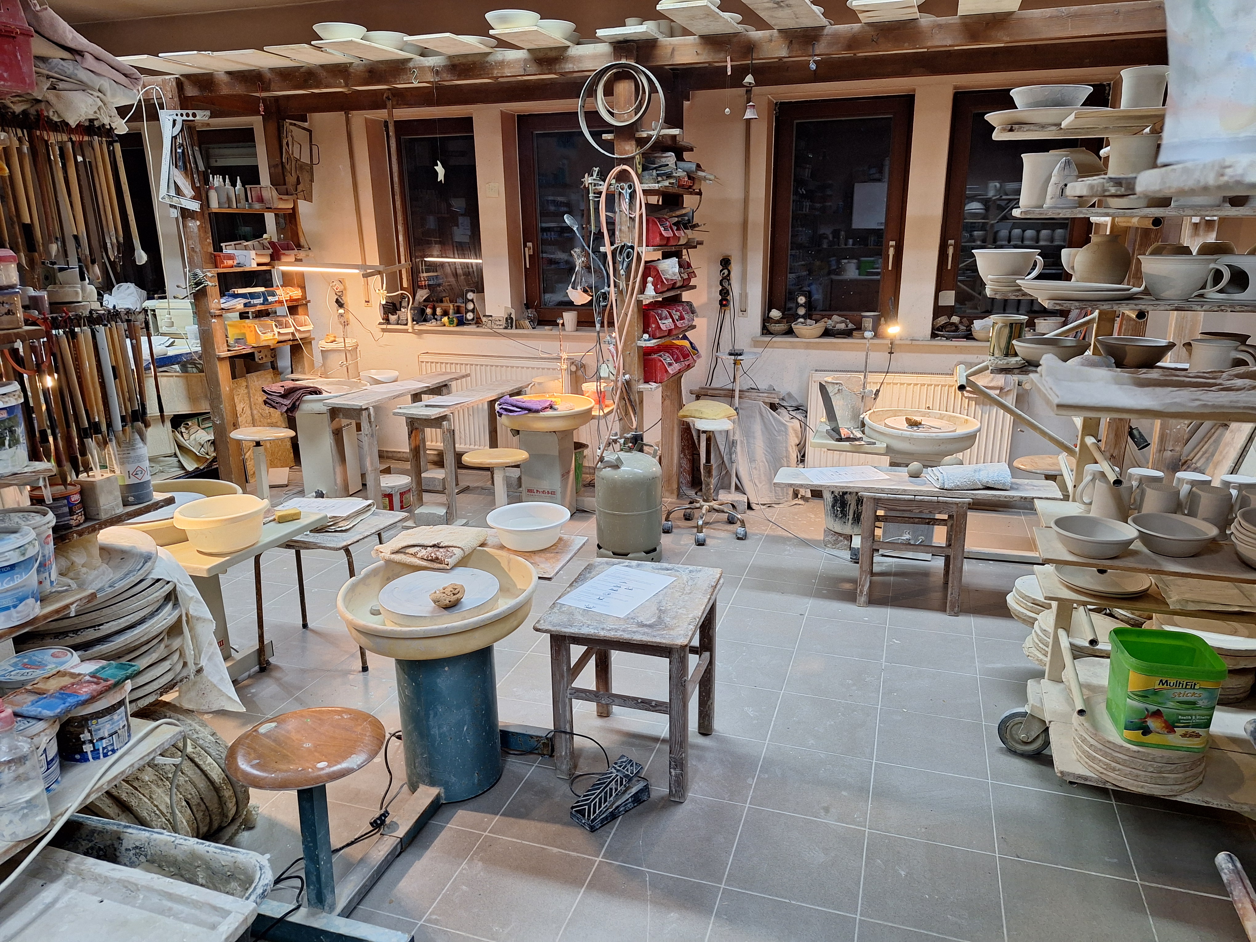 „Einblick in die Töpferkurse der Töpferei am Brunnen in Bad Kissingen – Kursbereich der Gemeinschaftswerkstatt von Meisterkeramik und Karin Reiss.“