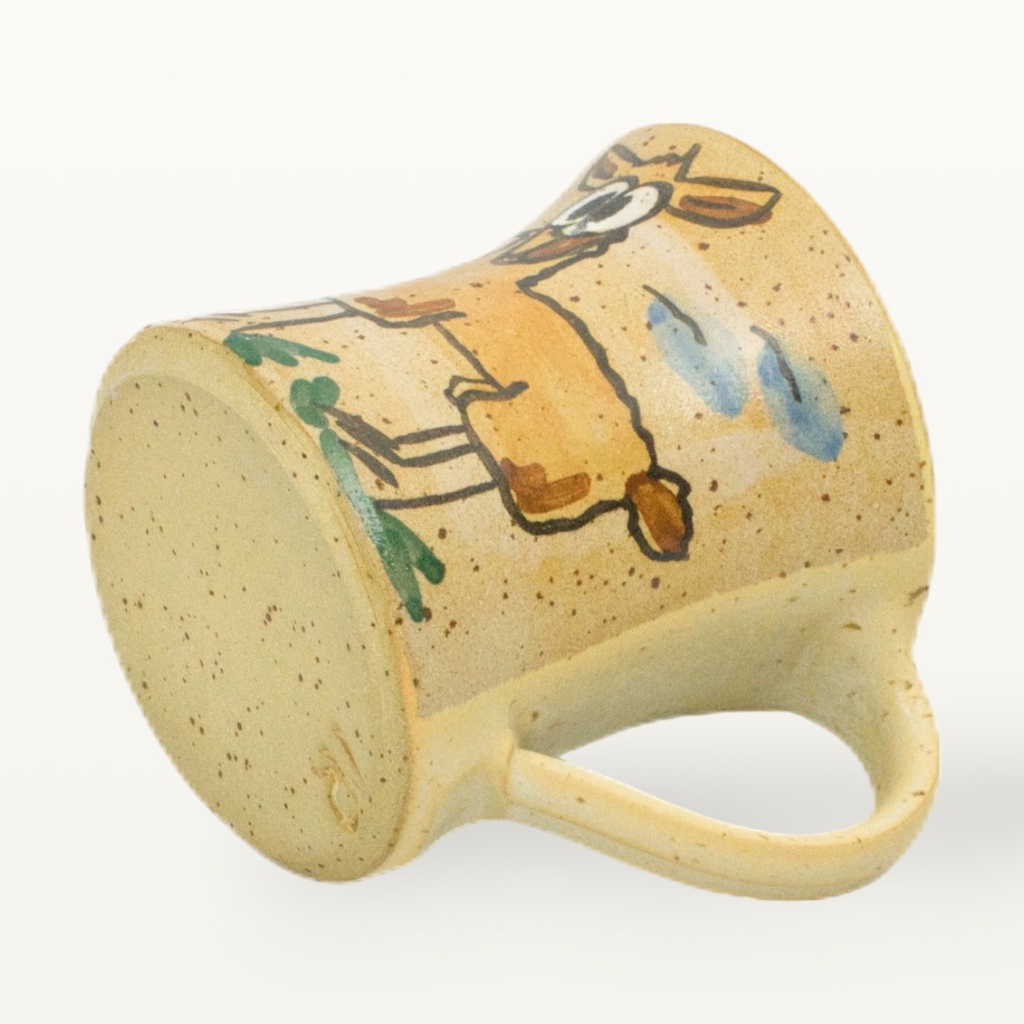 Boden einer cremefarbenen Lama Tasse mit individueller Signatur und regionalem Werkstatt Siegel
